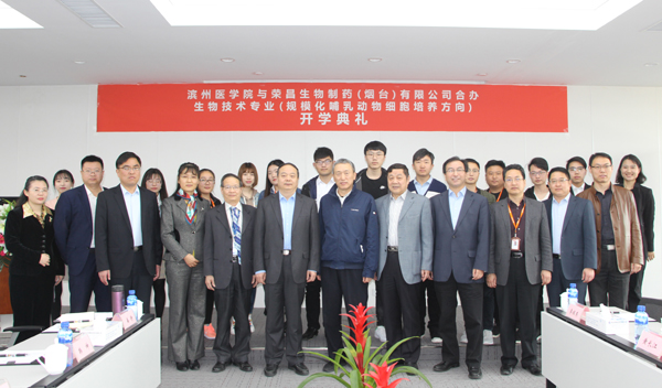 开学典礼后,领导嘉宾与师生合影